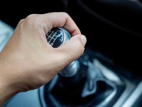 Držanje ruke na ručici menjača može dovesti do pojačanog trošenja zupčanika